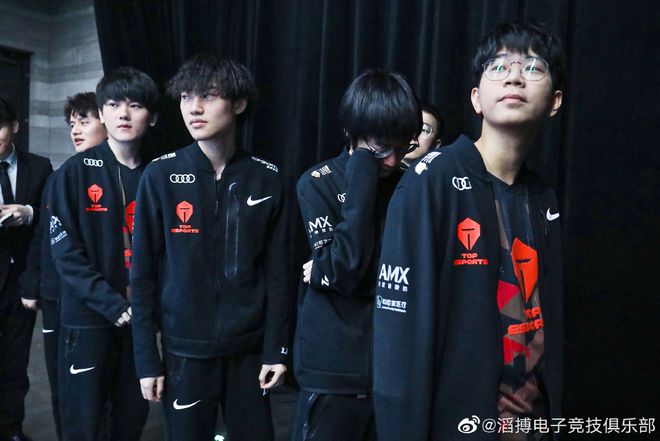 并展现出自 并展现出自